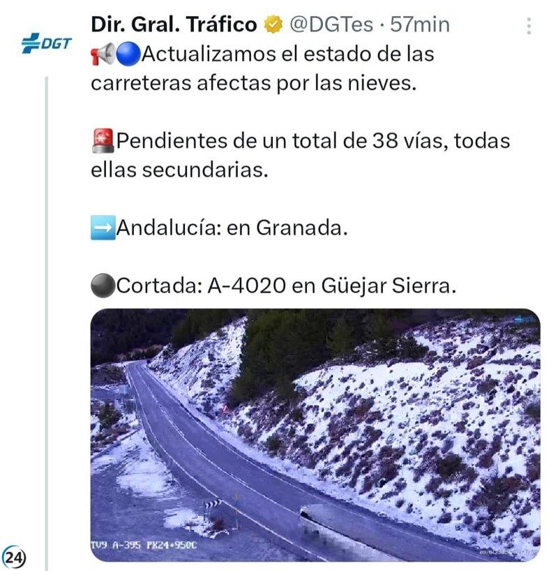 Fuertes nevadas obstaculizan tráfico en carreteras de Güéjar Sierra y estación de esquí de Granada