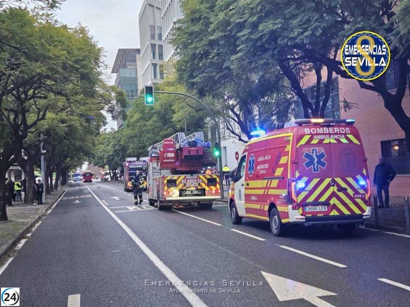 Incendio en aparcamiento de la Consejería de Fomento de Sevilla obliga a desalojar el edificio