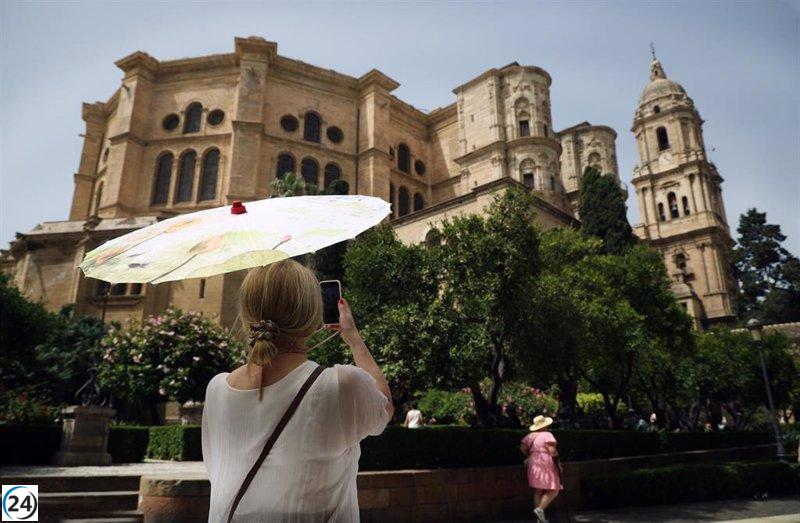 El alcalde de Málaga celebra la aprobación del decreto de apartamentos turísticos tras meses de espera.