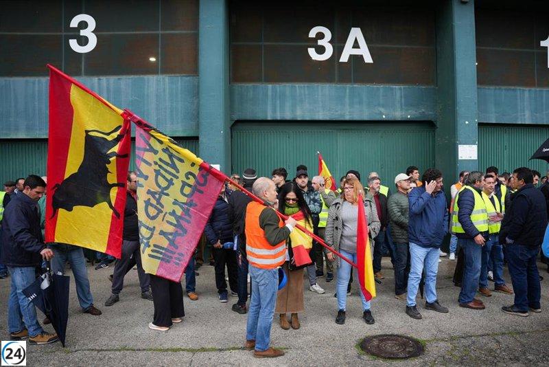 Agricultores sevillanos cortan avenida en protesta camino a Plaza de España