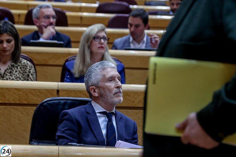 El PP critica la presencia de narcolanchas en Almería mientras Marlaska destaca aumento de efectivos policiales.