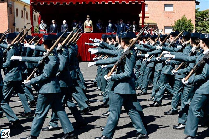 Más de 2.000 estudiantes de la Guardia Civil prestan juramento ante el rey en Baeza