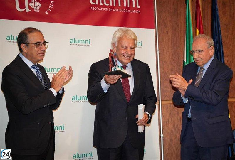 Felipe González critica la polarización política y la crisis de representación en España al recibir el Premio Alumni en Sevilla.