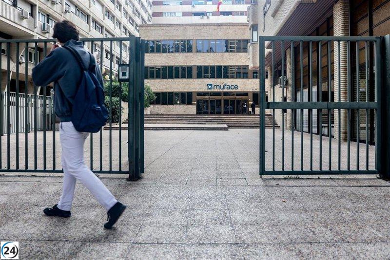 Diez sindicatos protestan exigiendo un plan de salud para funcionarios de MUFACE.