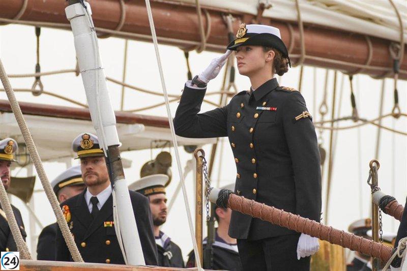 Los Reyes se despiden con emoción de la Princesa Leonor en Cádiz, quien parte en el Juan Sebastián Elcano.