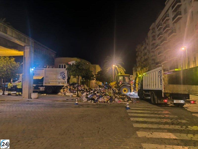 Hombre se lesiona al caer de un contenedor al camión de basura en Huelva durante la madrugada del domingo.