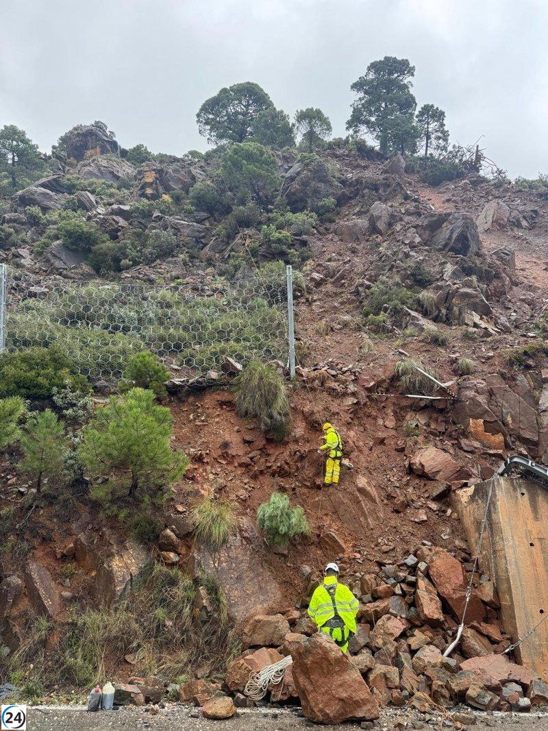 Alcaldes de la Serranía de Ronda se reúnen para discutir el corte de la A-397 tras desprendimientos.