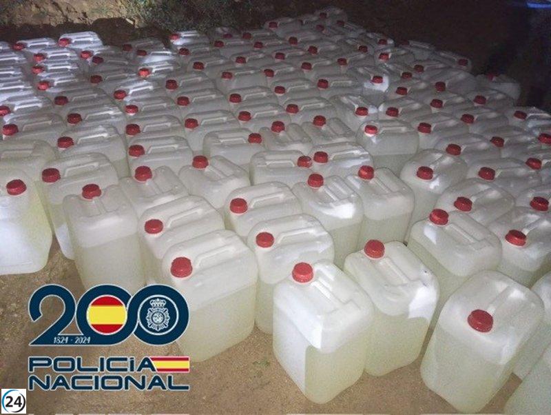 Desmantelan en Jerez un depósito de 153 garrafas de combustible para narcolanchas en una finca abandonada.