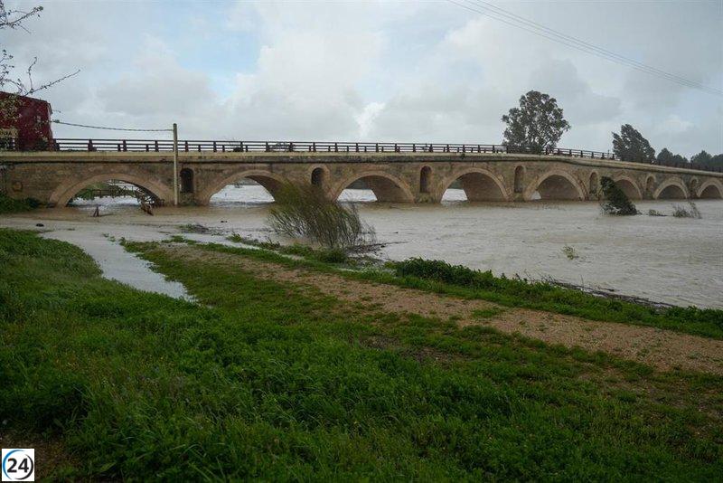 Desalojos preventivos continúan en zonas rurales de Jerez, a pesar de la menor crecida del Guadalete.