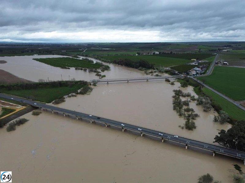 Evacuación de áreas en riesgo junto al Guadalquivir por aumento de caudal en Sevilla.