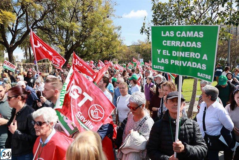 Miles de ciudadanos y políticos de izquierda en Sevilla se movilizan por la defensa de la sanidad pública.