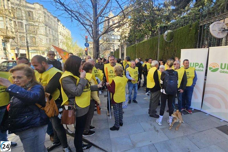 Protesta de agricultores en el norte de Granada exige apoyo para cultivos de frutos de cáscara.