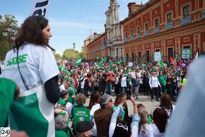 Sindicatos y Marea Blanca lanzan protestas contra los ajustes del plan estival.