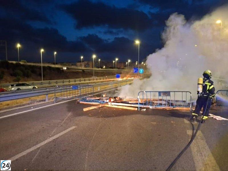 Los operarios metalúrgicos rechazan el preacuerdo y reavivan bloqueos en las carreteras de la Bahía de Cádiz.