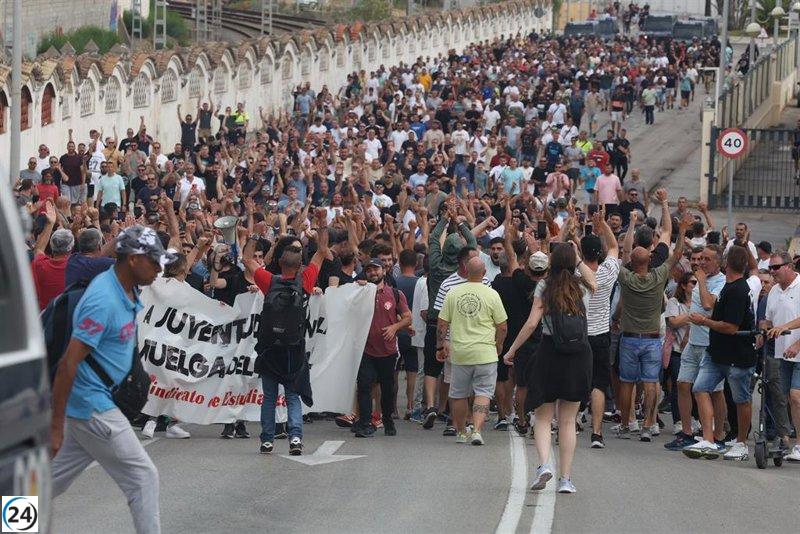 Protesta en Cádiz exige un salario justo para trabajadores del metal.