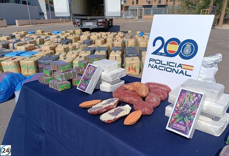 Cae banda en Almería y Málaga con más de 15 toneladas de hachís disfrazadas de sandías y batatas.