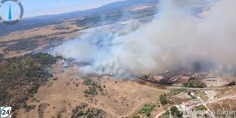 Desalojos en Algeciras por incendio en Botafuegos; Junta declara fase de emergencia.