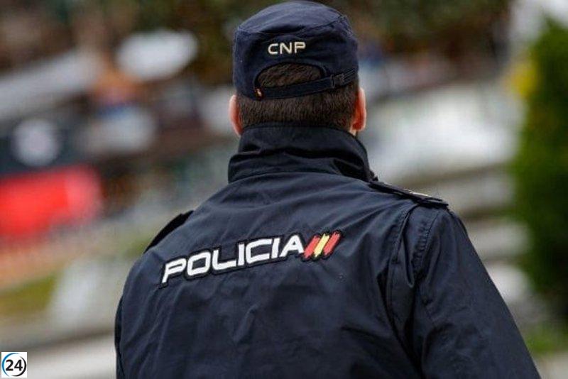 Un agente de policía arrestado por supuesta retención de su pareja en Almería.