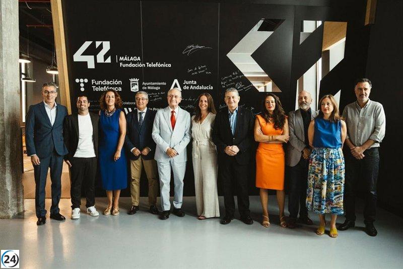 La Junta reafirma su apoyo a Proyecto 42 Málaga en la capacitación de expertos digitales.