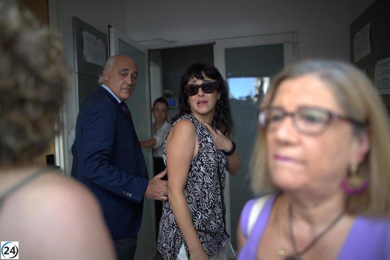 Juana Rivas se presenta en Granada con su hijo para reunirse con su exesposo.