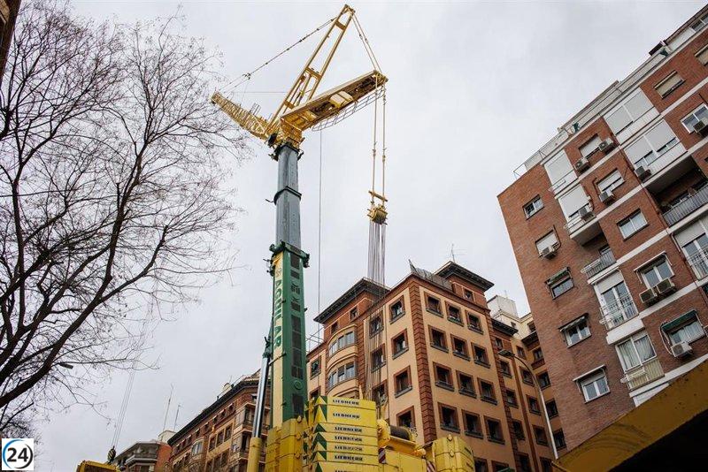 Operadores de grúa en Sevilla anuncian huelga para el 4 de agosto.