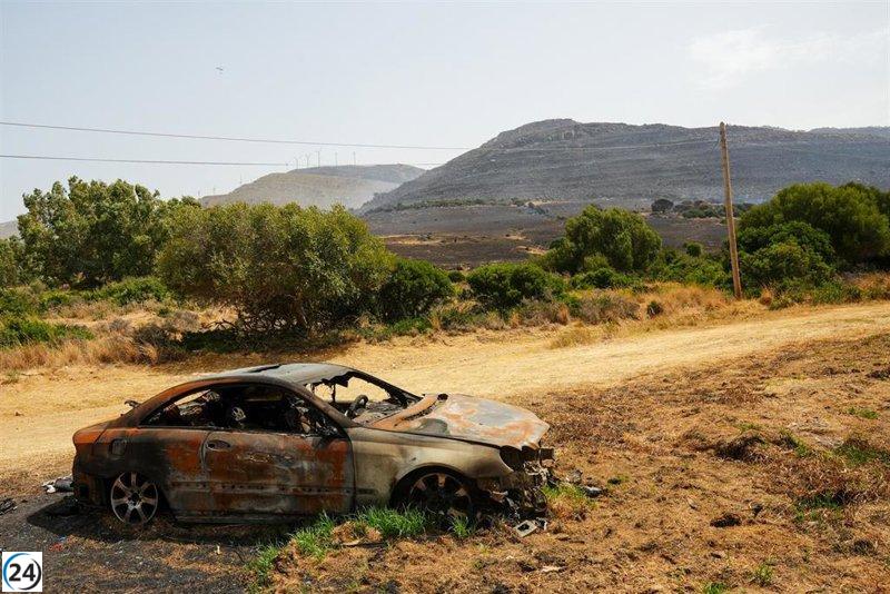 Vientos cambiantes dificultan la contención del incendio en Tarifa, Cádiz, mientras operan medios aéreos en el frente norte.