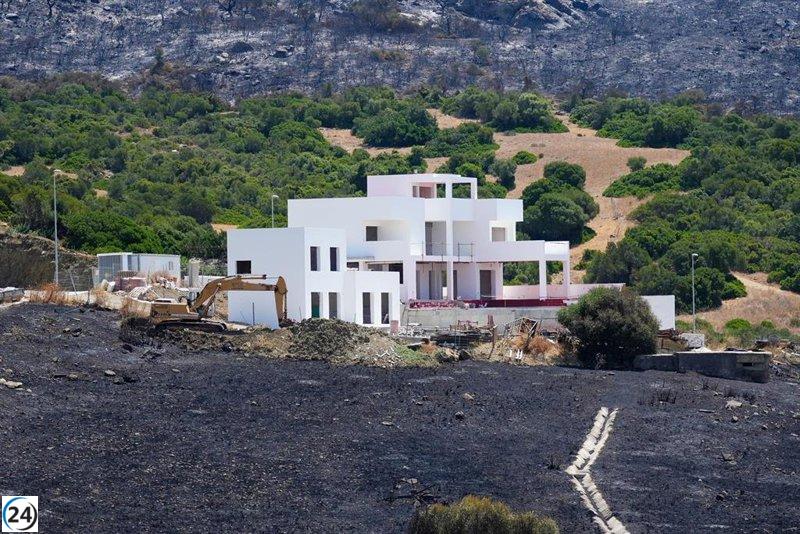 Incendio en Tarifa (Cádiz) bajo control tras amenaza a Atlanterra.