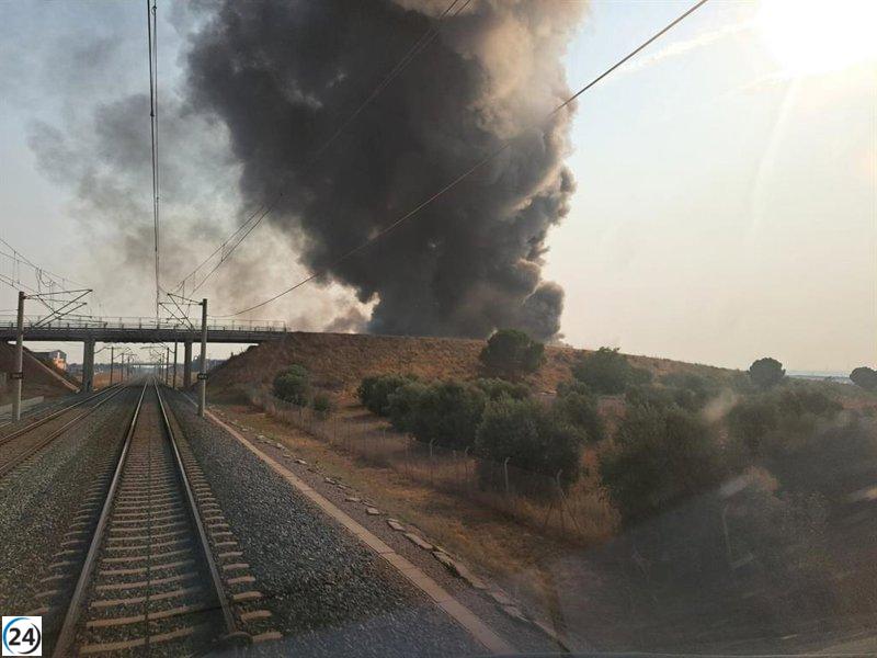 Interrumpido el servicio ferroviario Madrid-Andalucía por un incendio en Toledo.
