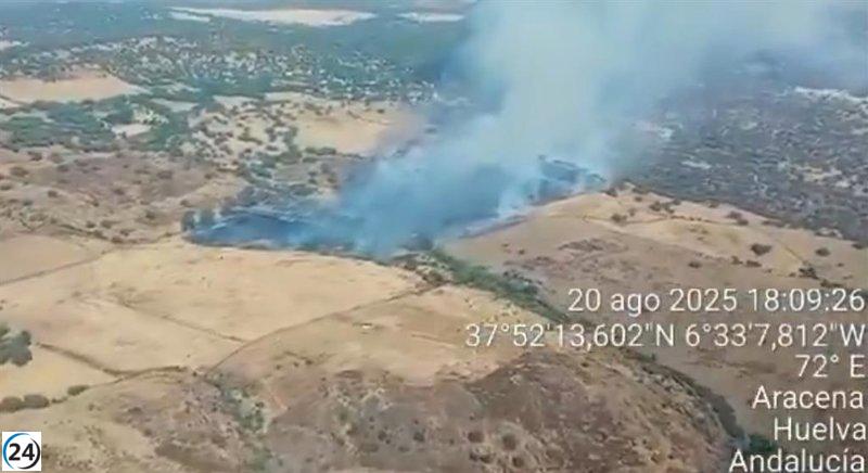 Desactivan apoyo aéreo en incendio de Valdesevilla, Aracena, por mejora en la situación.