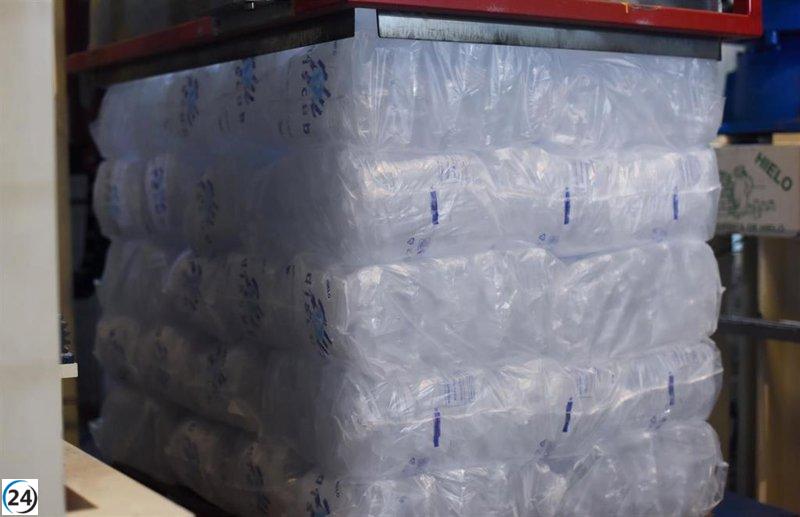 La industria del hielo en Andalucía cierra el verano con un 30% de incremento en producción.