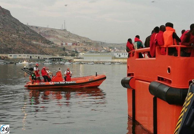 Cruz Roja asiste a 140 migrantes en Almería en diez operativos desde el viernes.