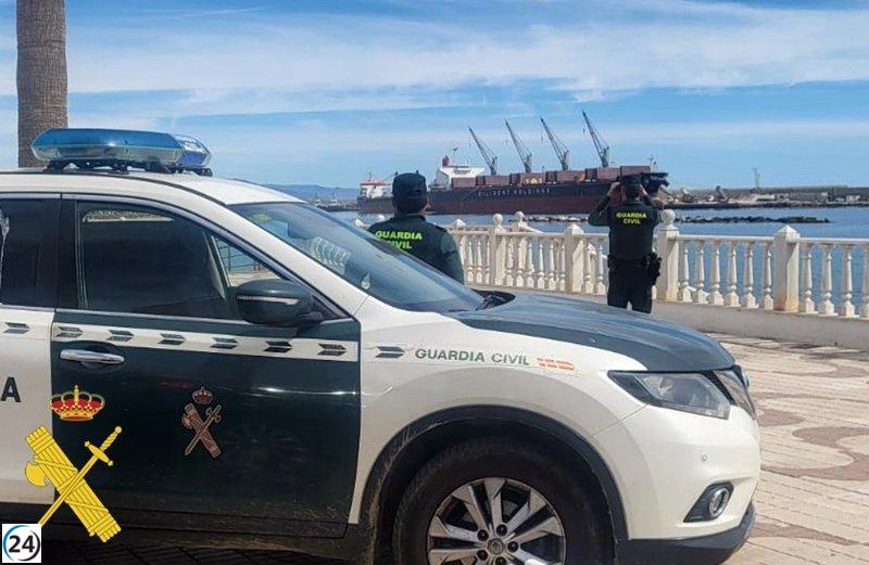 Agente de la Guardia Civil sufre severa lesión en un dedo durante operación en Garrucha, Almería.