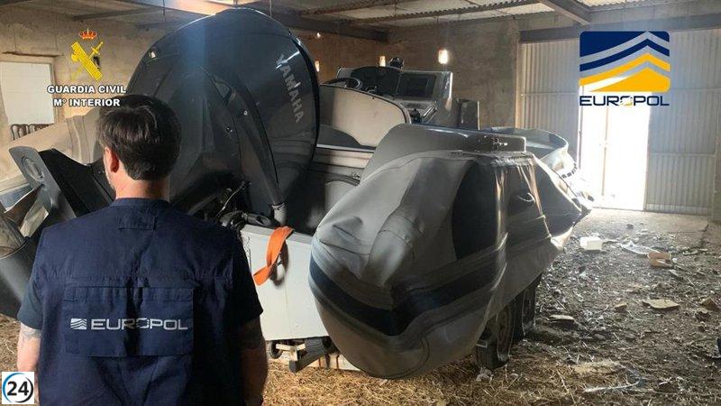 Desmantelan una red de tráfico humano con 15 lanchas en Argelia.