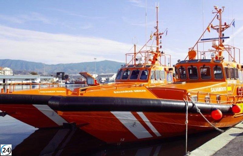 Tres migrantes magrebíes salvados al intentar alcanzar la costa de Granada en moto de agua.