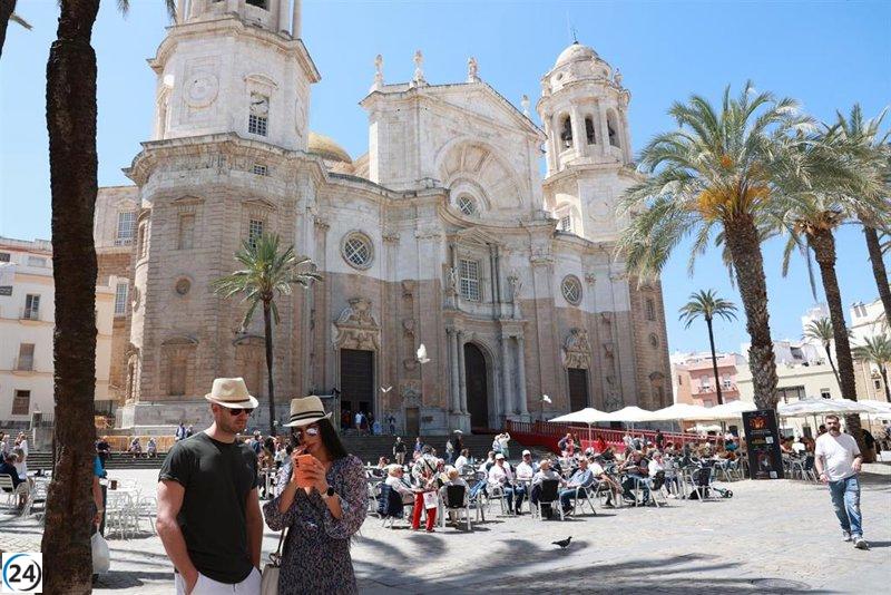 Cádiz disfruta de un verano positivo a pesar de las olas de calor y los incendios en Tarifa.