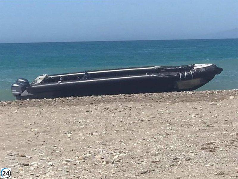 Un grupo numeroso de inmigrantes llega a la costa de Mojácar en una lancha inflable.