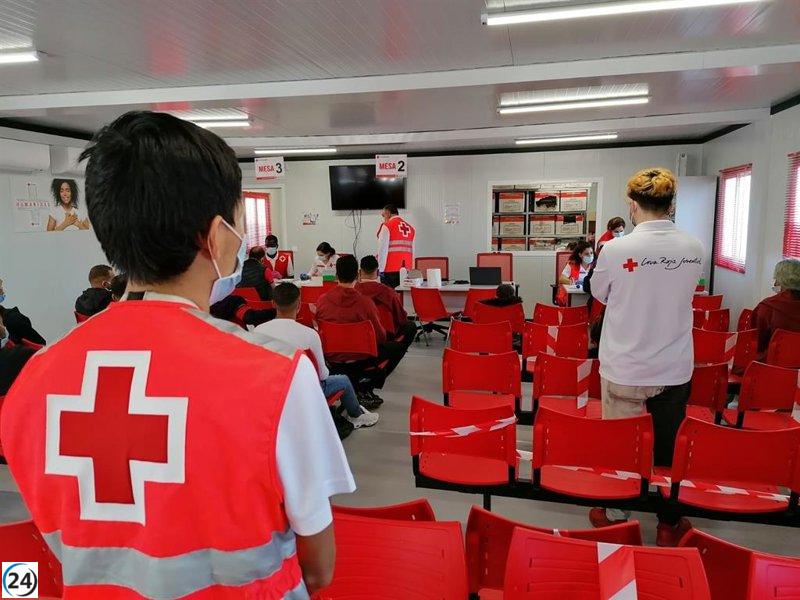 Cruz Roja ayuda a 373 migrantes en Almería, contabilizando un tercio de los casos solo este fin de semana.