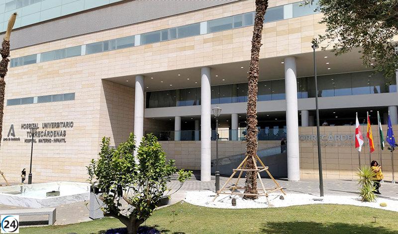 Herido crítico por quemaduras tras incendio en hotel de Almería.
