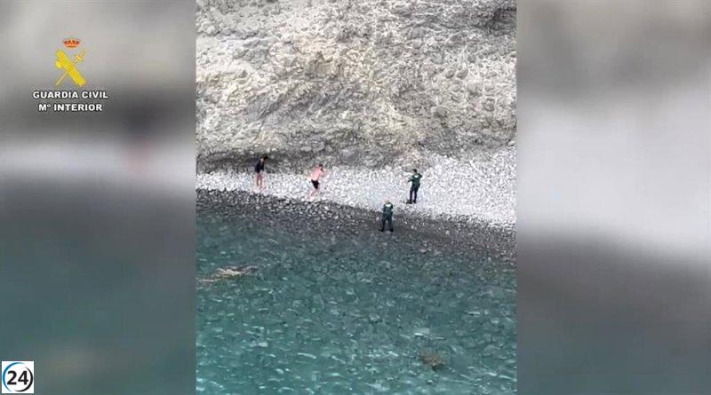 Capturan a dos ocupantes de una 'narcolancha' en Níjar tras intensiva persecución.