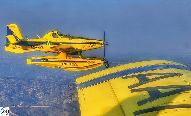 Se retiran los aviones tras controlar el incendio en La Iruela, Jaén.