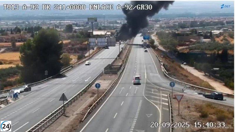 Incendio de autobús de fútbol en la A-92 cerca de Albolote, sin heridos.