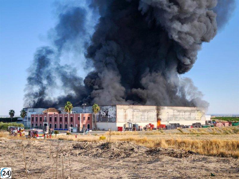 Incendio en planta de alimentos en Burguillos (Sevilla) activa la respuesta de varios cuerpos de bomberos.