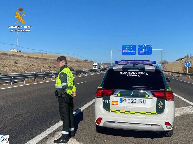Conductor atrapado tras choque entre camiones en la A-4, en El Carpio, rumbo a Sevilla.