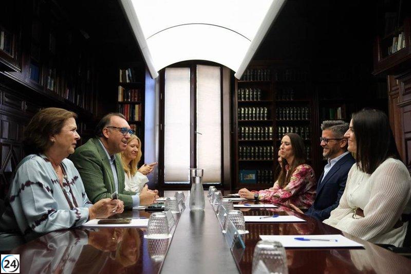 Andalucía dialoga con Airbnb y Booking para fortalecer la regulación del alquiler temporal.