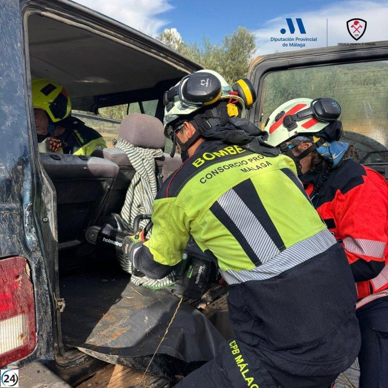 Herido rescatado y trasladado tras choque entre vehículo y camión en Villanueva del Rosario.