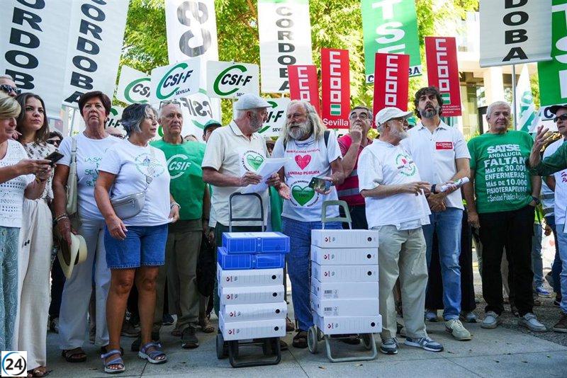 El Parlamento envía a la Junta la iniciativa ciudadana 'mareas blancas' sobre la salud en Andalucía tras conseguir las firmas necesarias.