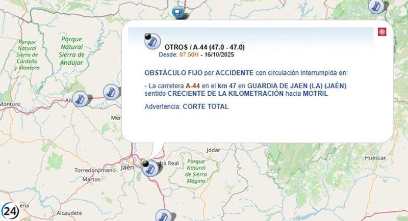 Cierra un carril de la A-44 en Campillo de Arenas (Jaén) por incendio de autobús, sin lesionados.