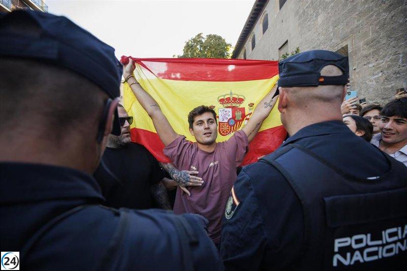 Quiles se presenta en Granada rodeado de seguidores y opositores, bajo un fuerte despliegue policial.