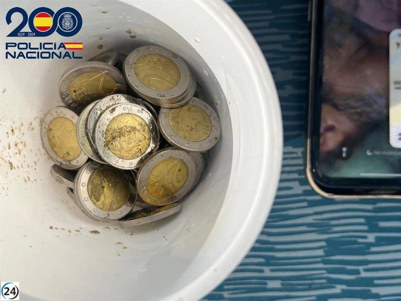 Desarticulan en Huelva a delincuentes que comercializaban falsificaciones de monedas de dos euros en una app de mensajería.