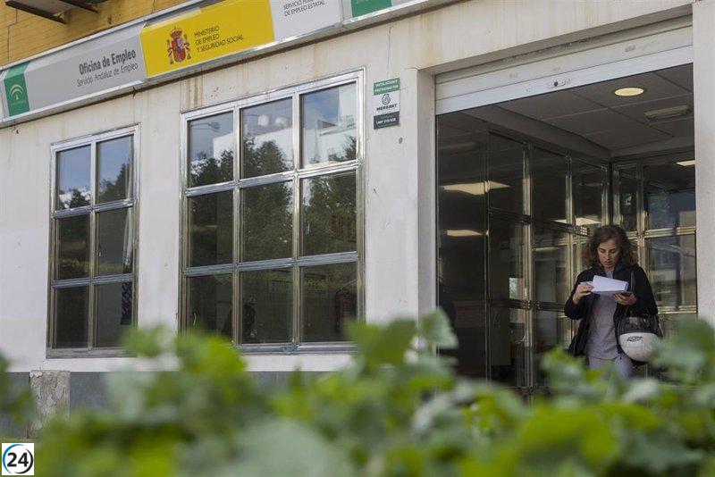 Andalucía enfrenta un aumento de 32.300 desempleados en el tercer trimestre, mientras el empleo alcanza un nuevo máximo histórico de 3,61 millones.